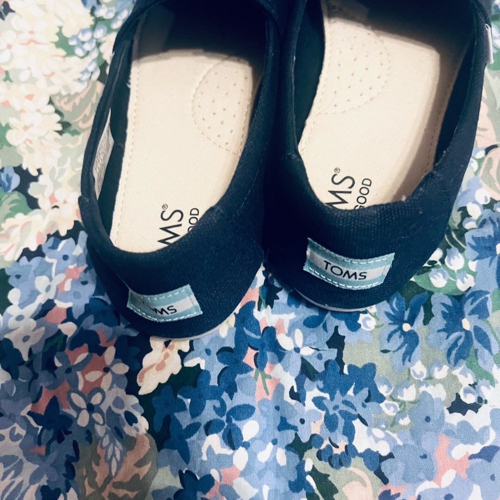 Navy Canvas Slip On - Tom’s - Sz 6. EUC - Picture 3 of 5